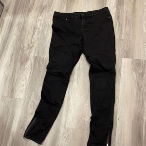 Black skinny jeans with zippers on ankle